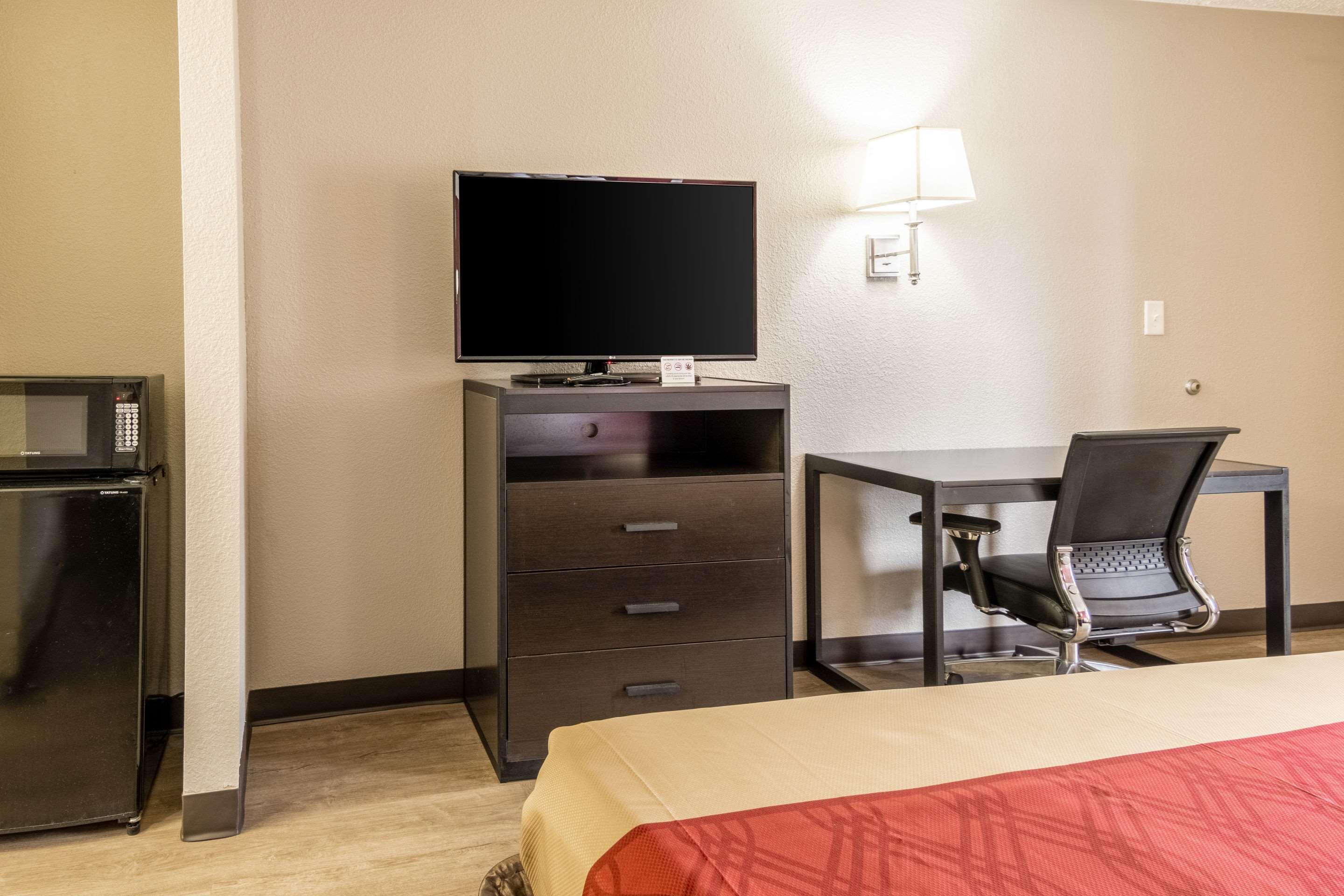 Econo Motel 2*
